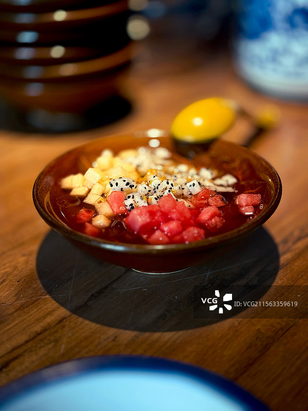 心意甜品午后邂逅，实习生暖心手作的一碗水果捞甜品图片素材