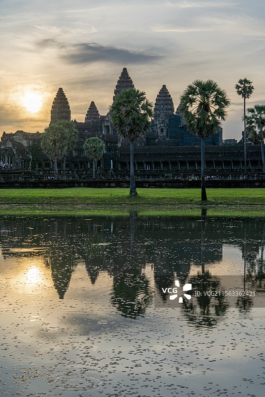 柬埔寨著名旅游景区世界文化遗产吴哥古迹中的吴哥窟（小吴哥）日出时分的中央塔庙和池塘风光图片素材