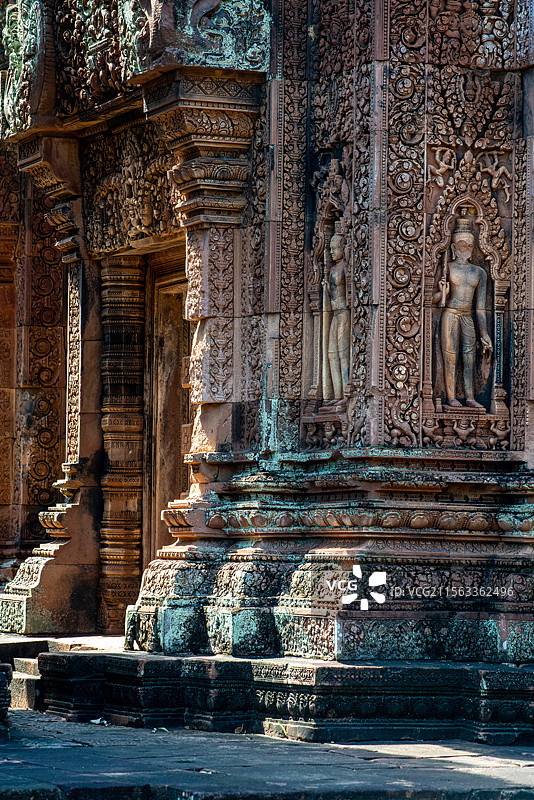 柬埔寨著名旅游景区世界文化遗产吴哥古迹中的女王宫（班迭斯雷）中央塔庙的叠涩图片素材