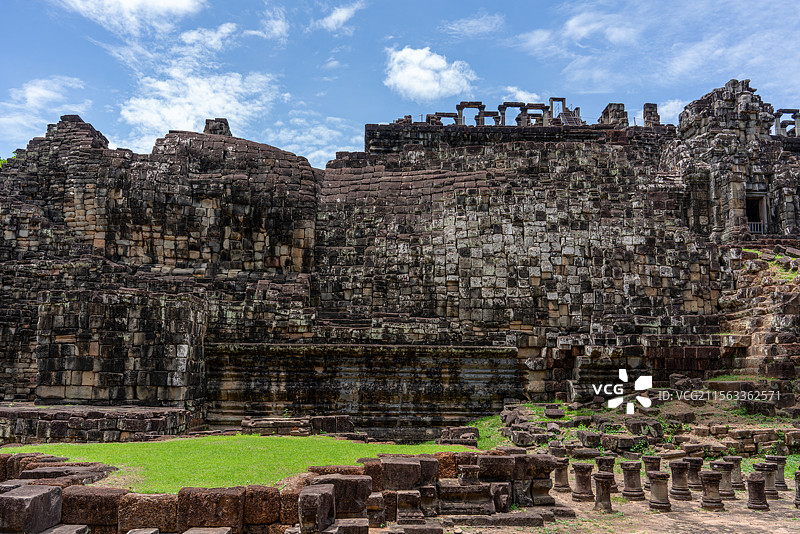 柬埔寨暹粒著名旅游景区世界文化遗产吴哥古迹中的巴方寺西侧的卧佛形态浮雕图片素材