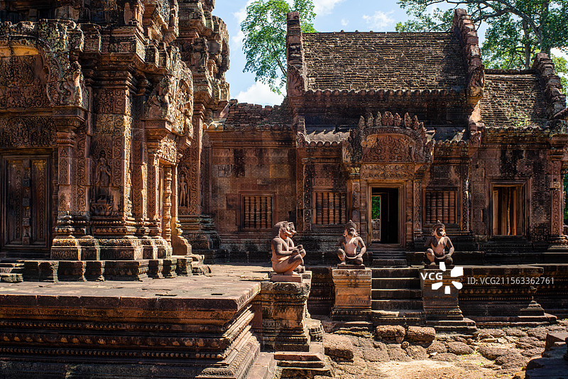 柬埔寨著名旅游景区世界文化遗产吴哥古迹中的女王宫（班迭斯雷）美丽的中央塔庙和瞿布罗图片素材