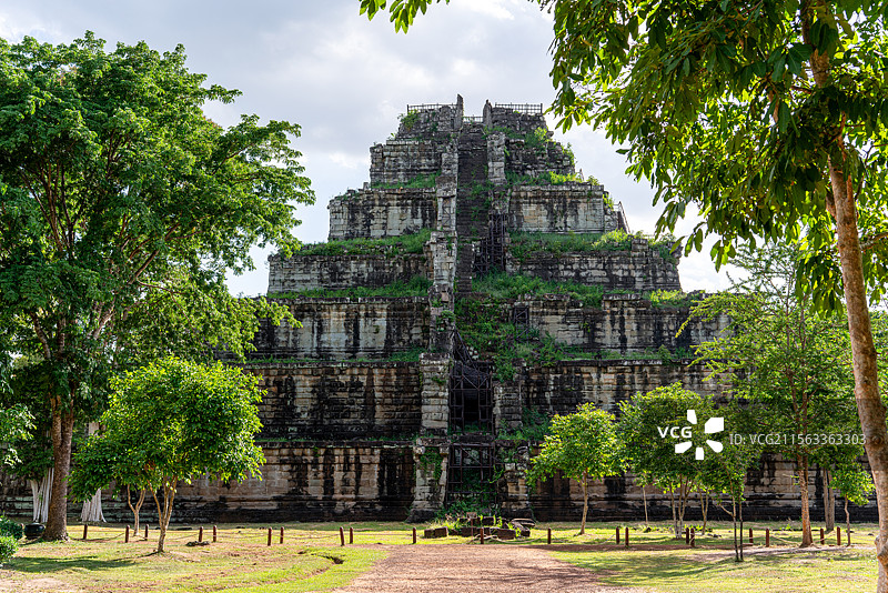 柬埔寨重要旅游景区世界文化遗产贡开（Koh Ker）遗址的主体建筑金字塔全景图片素材