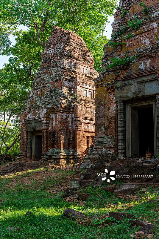 柬埔寨重要旅游景区世界文化遗产贡开遗址附近的普拉姆寺（Prasat Pram）被树根缠绕的塔庙图片素材