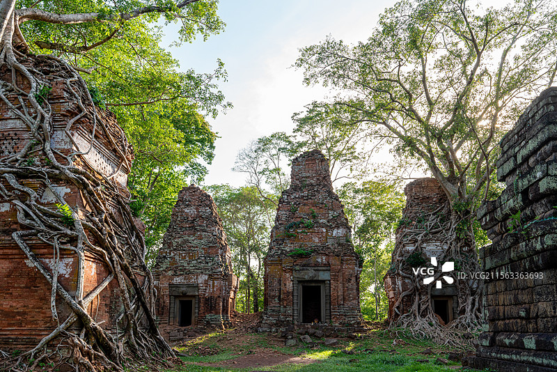 柬埔寨重要旅游景区世界文化遗产贡开遗址附近的普拉姆寺（Prasat Pram）被树根缠绕的塔庙图片素材