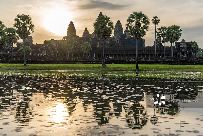柬埔寨著名旅游景区世界文化遗产吴哥古迹中的吴哥窟（小吴哥）日出时分的中央塔庙和池塘风光图片素材