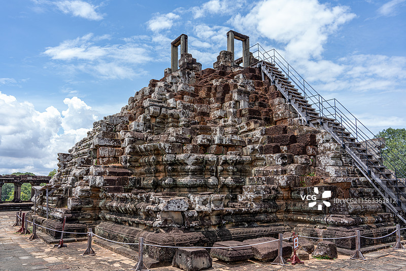 柬埔寨暹粒著名旅游景区世界文化遗产吴哥古迹中的巴方寺塔庙顶部风光图片素材