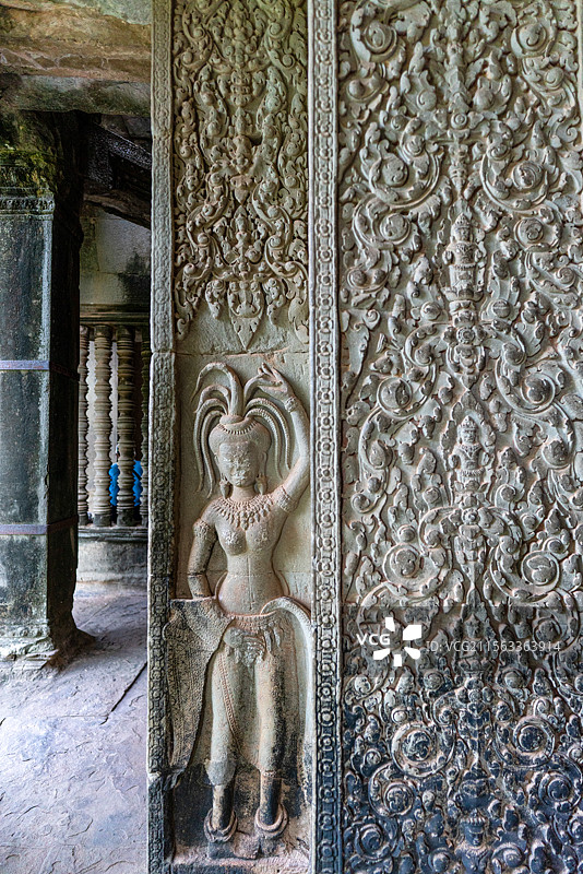 柬埔寨著名旅游景区世界文化遗产吴哥古迹中的吴哥窟（小吴哥）西南角亭的阿斯帕拉（飞天神女）浮雕图片素材