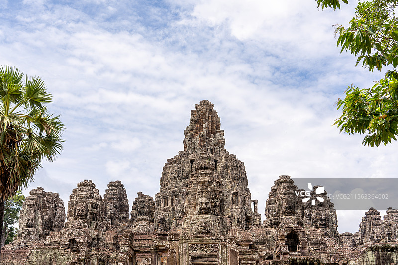 柬埔寨暹粒著名旅游景区世界文化遗产吴哥古迹中的巴戎寺须弥山式的中央塔庙全景图片素材