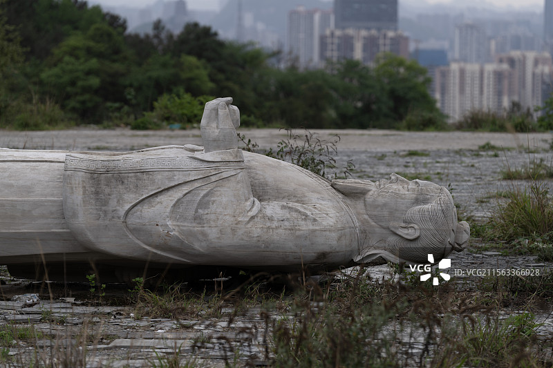 卧像窥城：贵州省植物园内的神秘雕像与城市天际线的对话图片素材