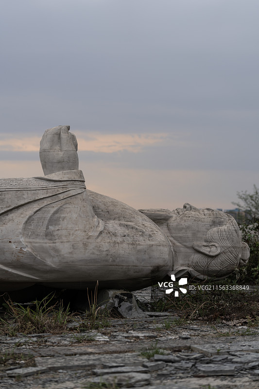 贵州省植物园内的巨大雕像与天空的对话图片素材