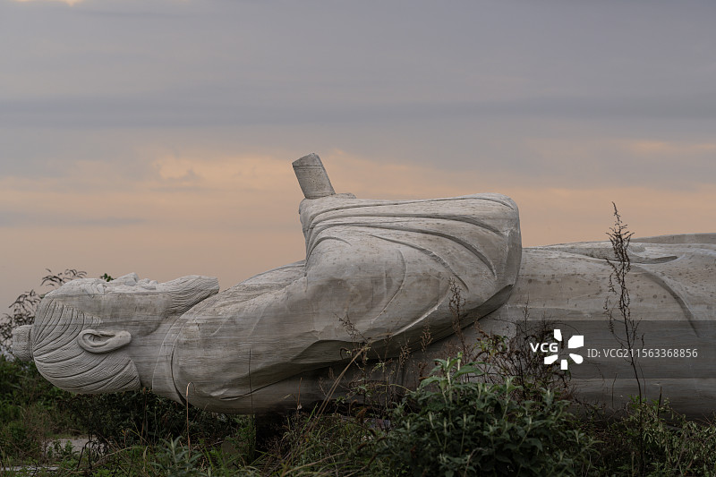 贵州省植物园内的巨大雕像与天空的对话图片素材