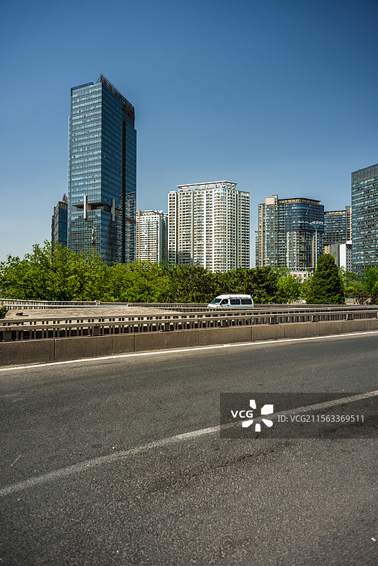 北京三环路三元桥机场高速凤凰城中冶大厦图片素材