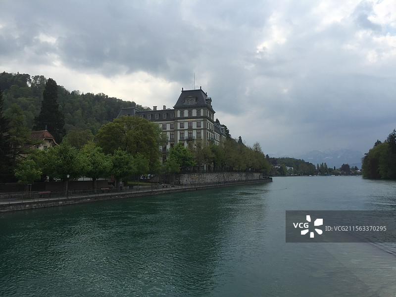 瑞士卢塞恩湖边的建筑天空云图片素材
