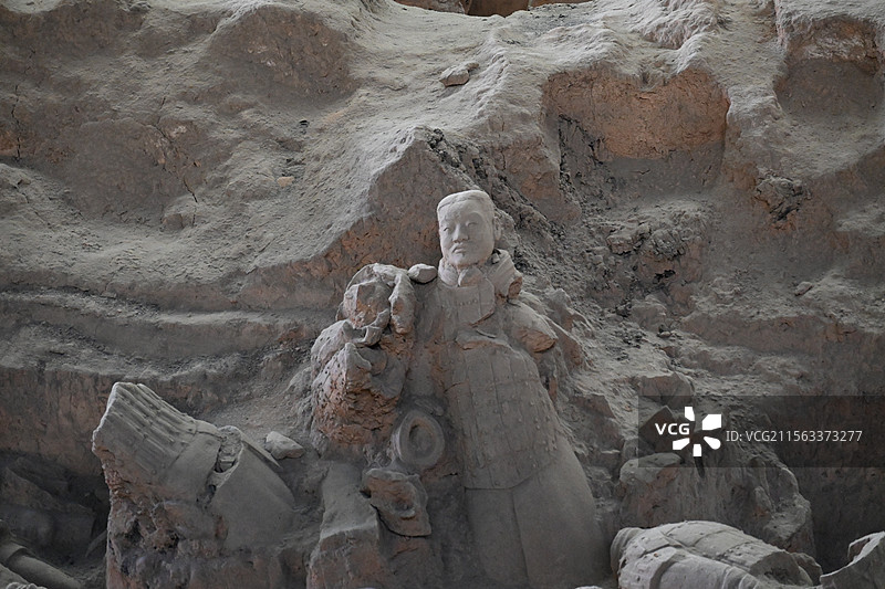 正在考古挖掘的破碎的西安秦始皇兵马俑图片素材