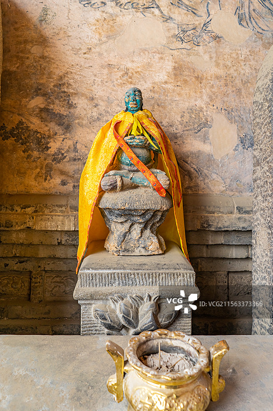 中国山西临汾洪洞县广胜寺旅游景区，大雄宝殿左侧的石雕雕像和石碑碑刻，室内佛像图像摄影图片素材