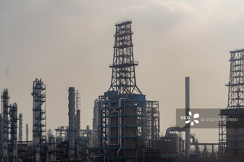 上海郊区大型工业炼油厂设备全景图片素材