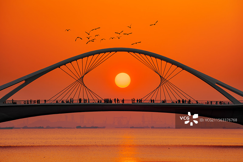 东莞滨海湾黄昏时刻湾区之眸图片素材