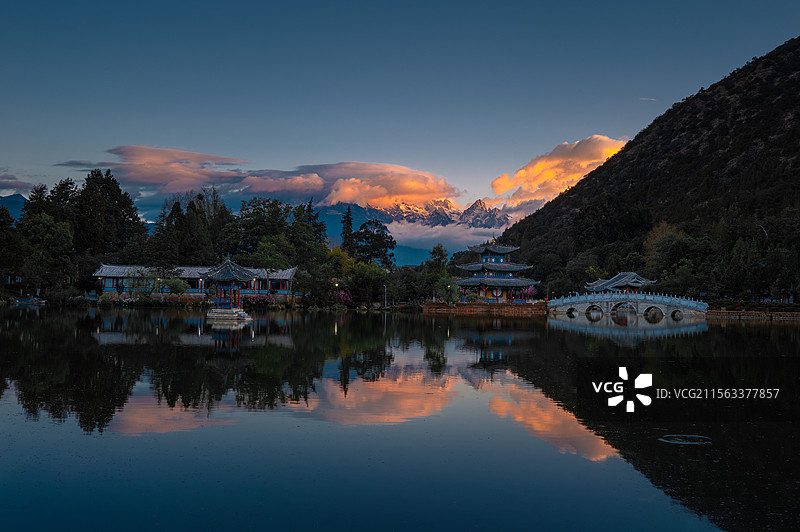 黑龙潭日照金山图片素材