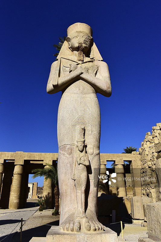 埃及卢克索壮观的卡纳克神庙遗址的法老雕像图片素材