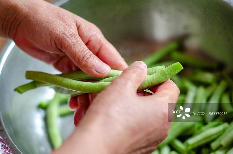 双手择豆角的生活场景图片素材