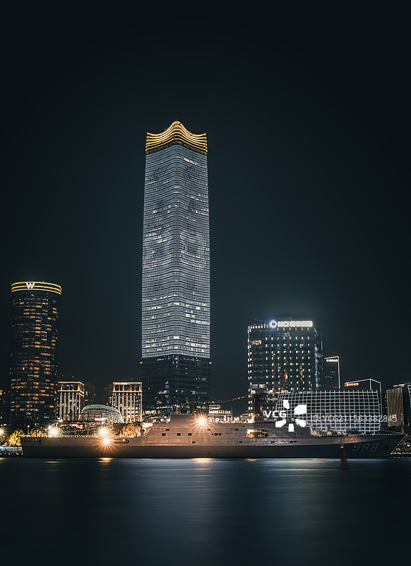 上海北外滩海军开放日，沂蒙山号两栖船坞登陆舰图片素材