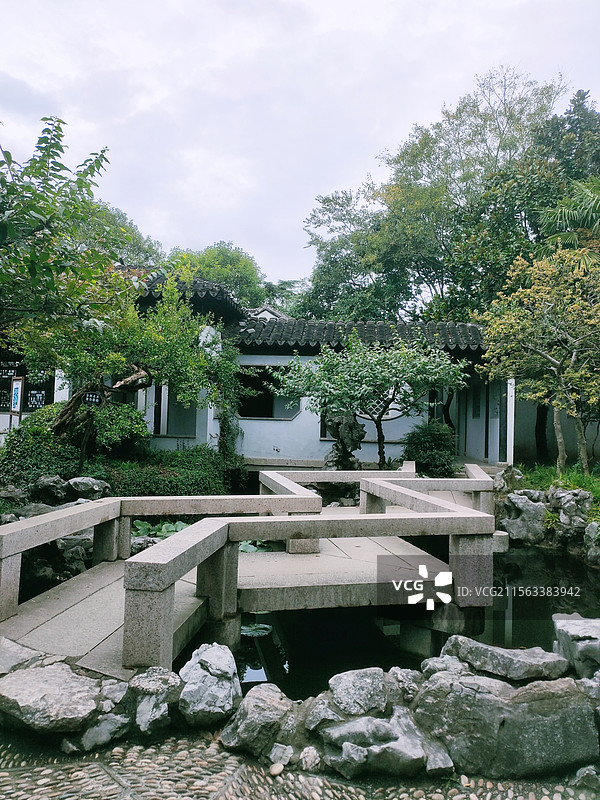 苏州园林 木渎古镇严家花园苏式建筑 曲桥 花窗图片素材