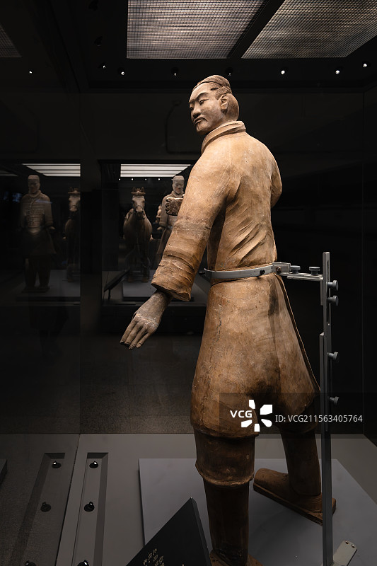 陕西西安秦始皇帝陵兵马俑博物馆立射俑和鞍马骑兵俑图片素材