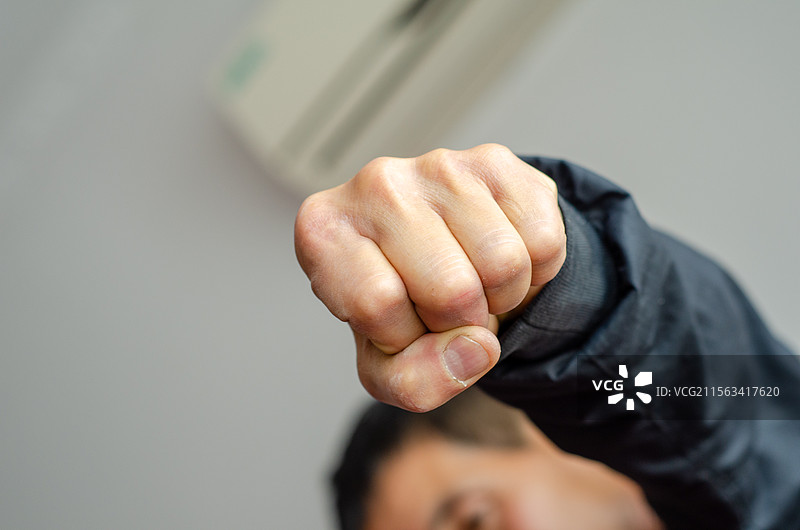 拳头伸出击打图片素材