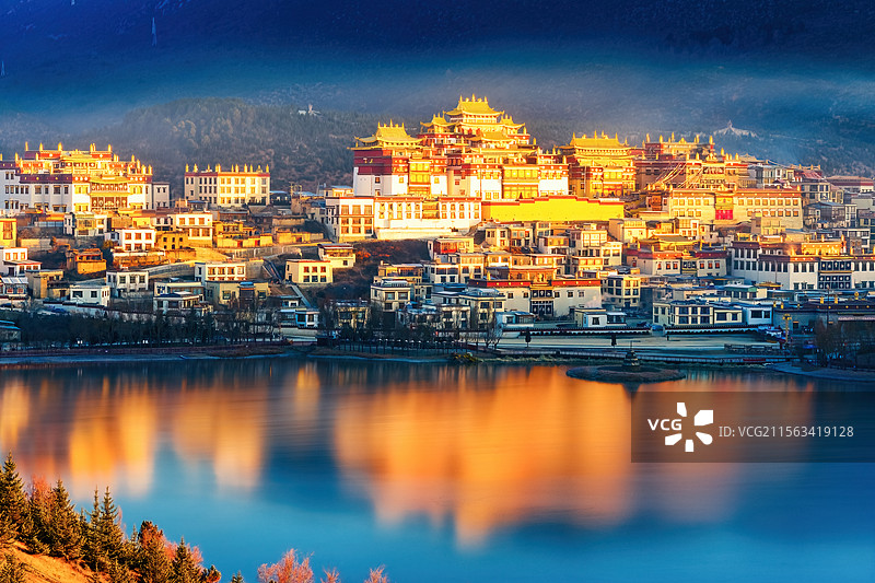 香格里拉松赞林寺晨雾日照金顶图片素材