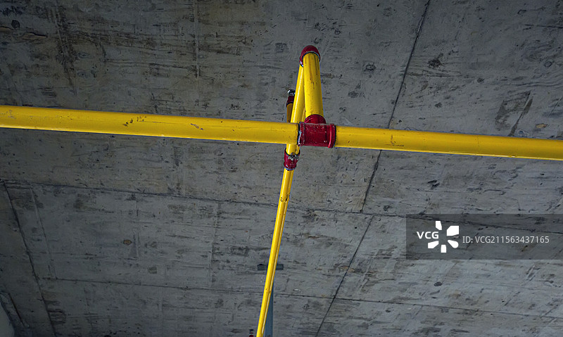 室内建筑天花板上方的消防喷淋管图片素材