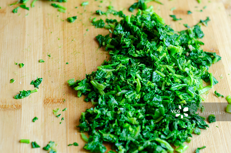 案板上切成碎块的雪里红图片素材