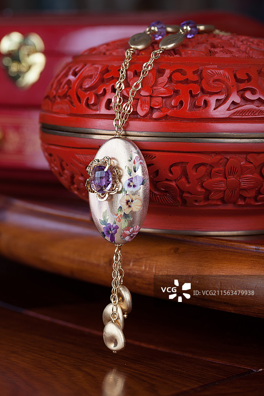 精致复古花卉玉坠图片素材