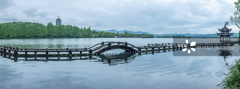 西湖雷峰塔和双投桥雨后全景图片素材