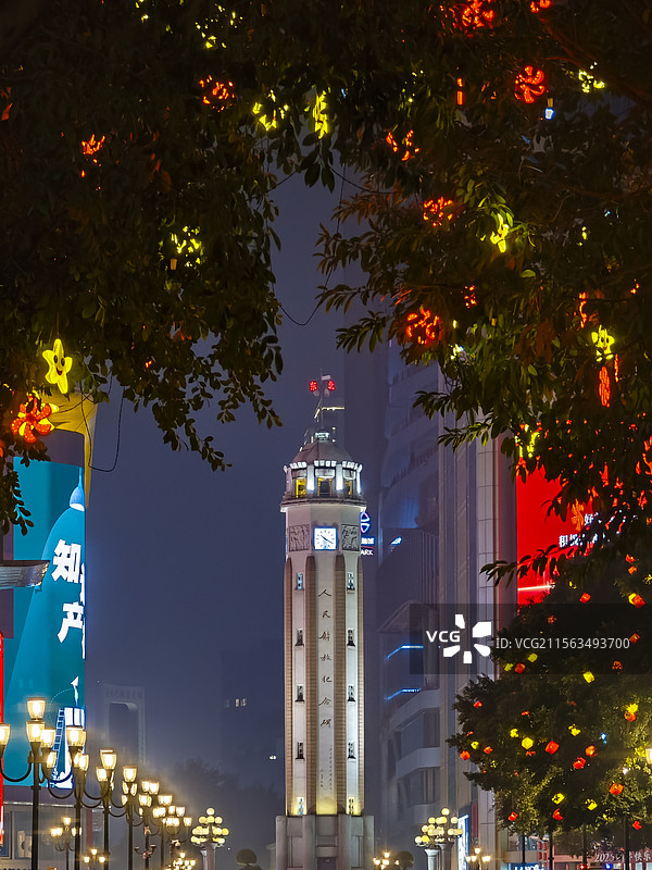 2025年1月31日，春节期间重庆解放碑的夜景灯光。图片素材
