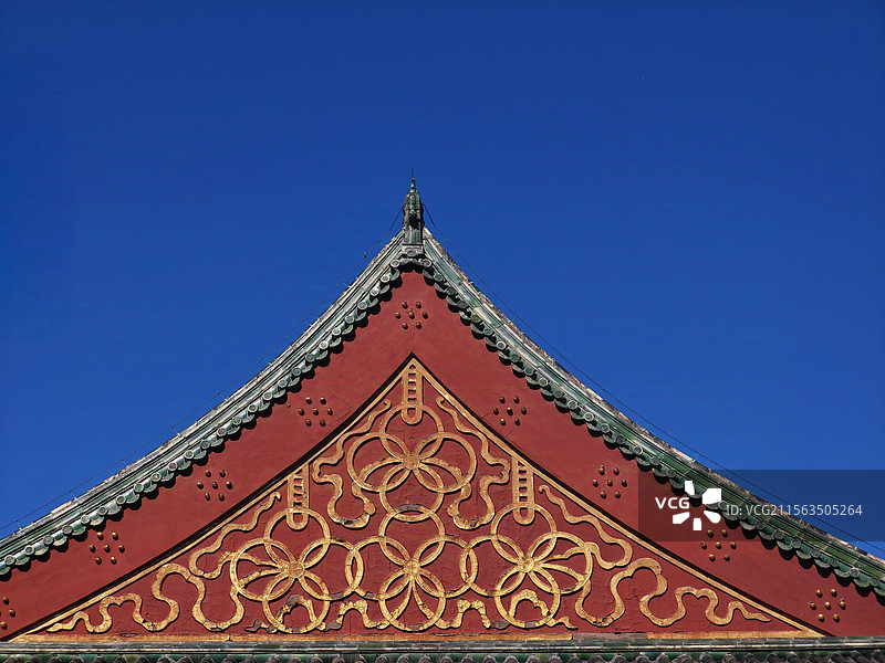 红墙金饰：古韵建筑的天际剪影图片素材