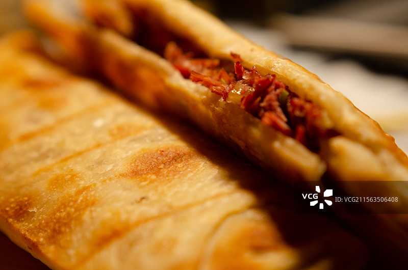 案板上两枚驴肉火烧图片素材