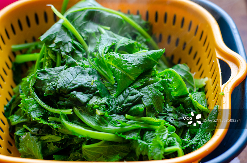 刚刚焯过水冒着热气的雪里红图片素材