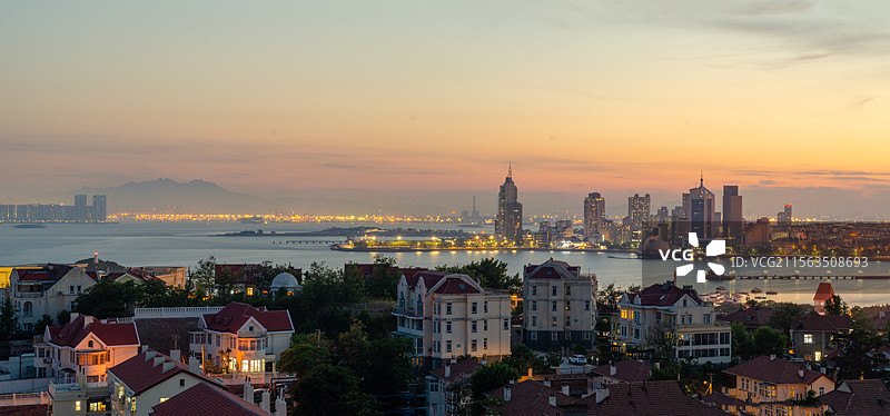 中国山东青岛小鱼山上俯瞰青岛湾城市黄昏图片素材