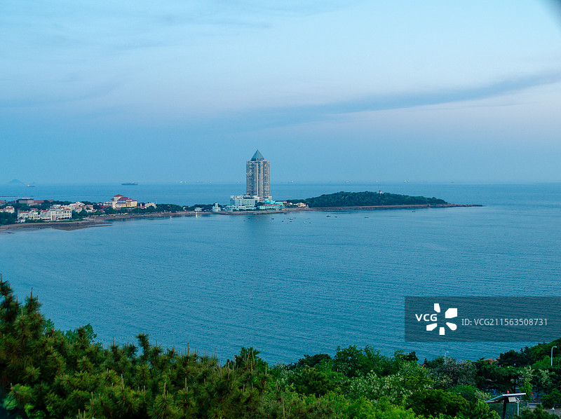 中国山东青岛小鱼山上远眺小青岛海滨风光图片素材