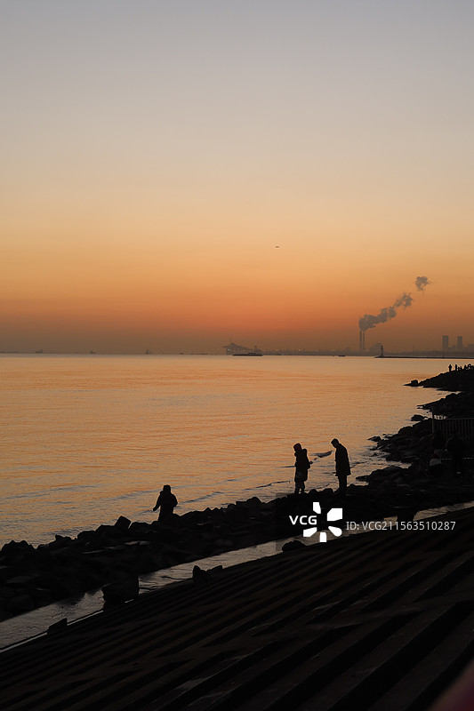 橘色天空海面上的日出（上海吴淞炮台湾湿地公园）图片素材