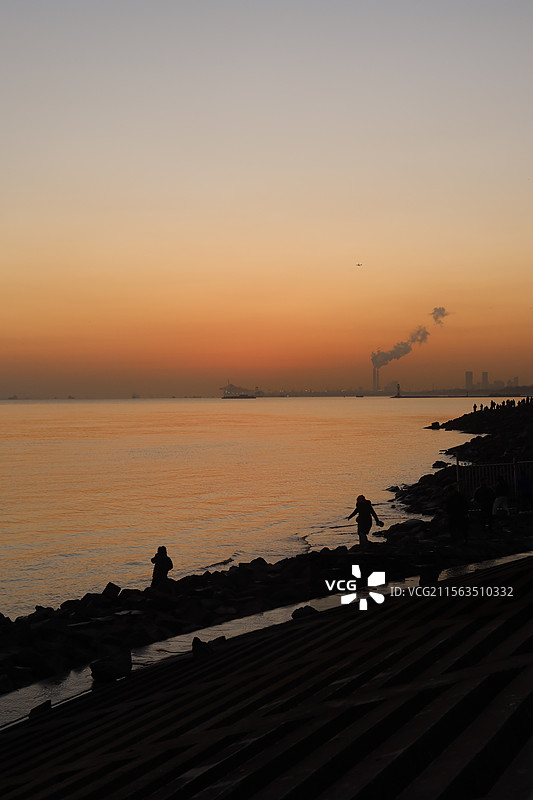 橘色天空海面上的日出（上海吴淞炮台湾湿地公园）图片素材