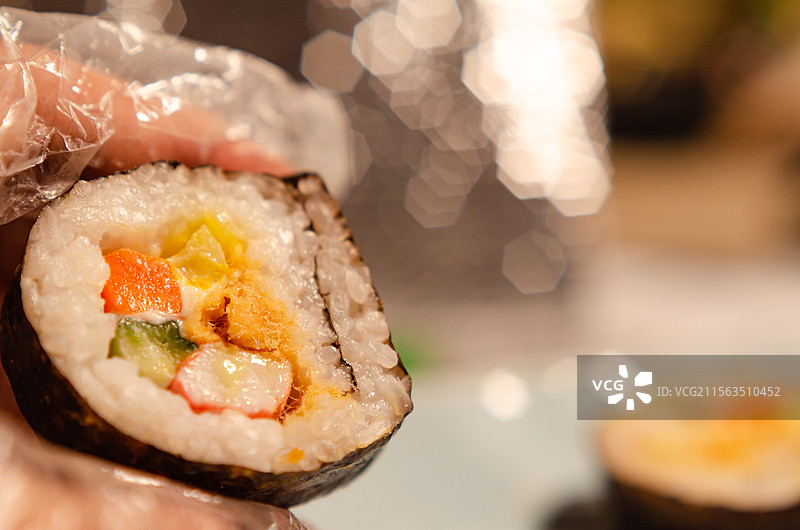 日料店内中吃寿司特写图片素材