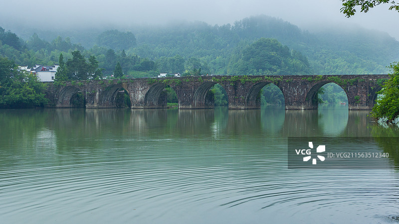 休宁岩前横江晨雾图片素材