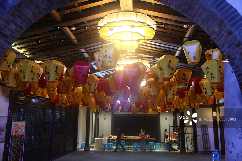 2023年9月29日重庆市云阳县环湖绿道举办汉服节巡游飞花令古代琴棋书画国学图片素材