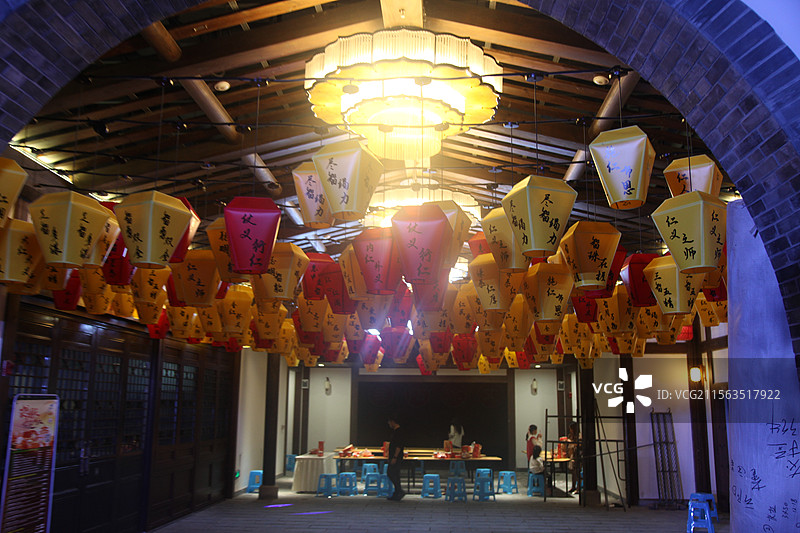 2023年9月29日重庆市云阳县环湖绿道举办汉服节巡游飞花令古代琴棋书画国学图片素材