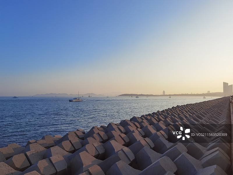 傍晚时分，青岛情人坝附近防波堤和海景图片素材
