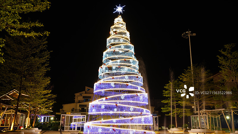 南宁青山江畔小镇圣诞塔图片素材