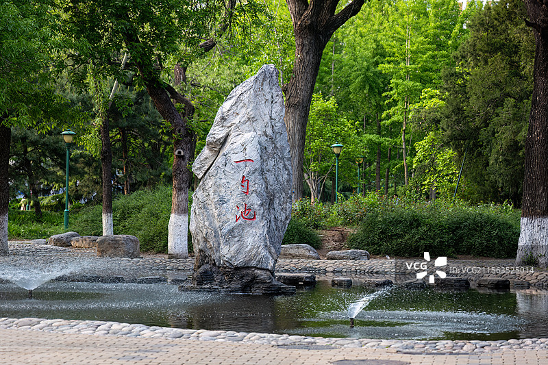 中国人民大学标志性景观一勺池图片素材