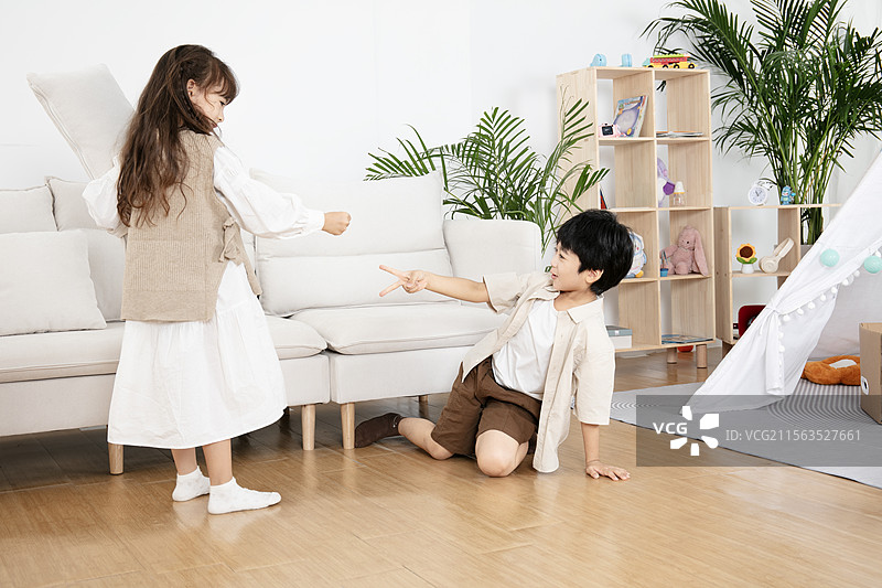 三个小朋友在沙发上进行枕头大战图片素材