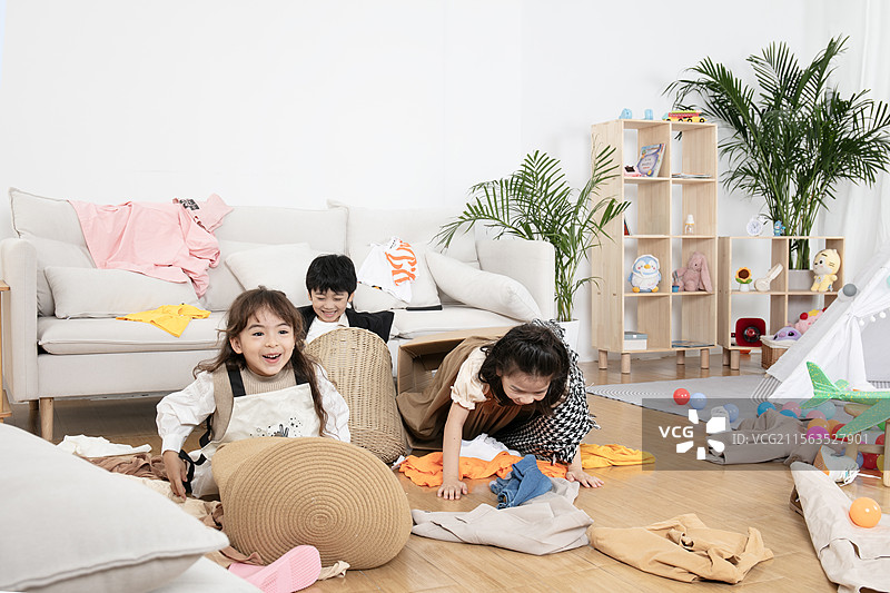 三个拆家的小朋友图片素材